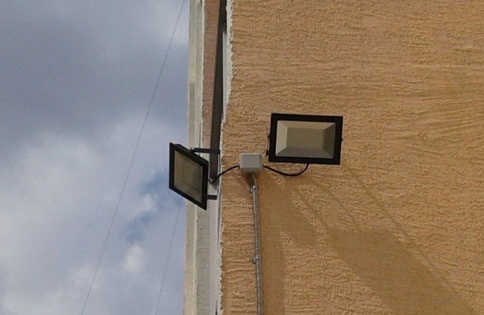 Установка светильников на доме в Бердске